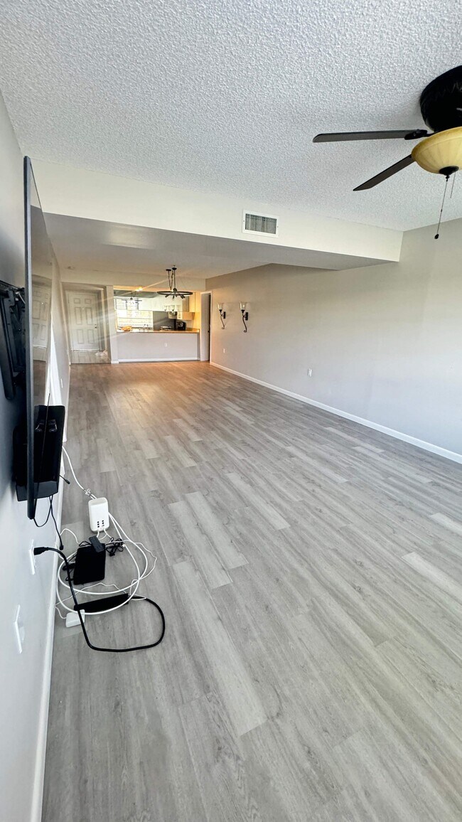 Building Photo - 6049 Balboa Cir