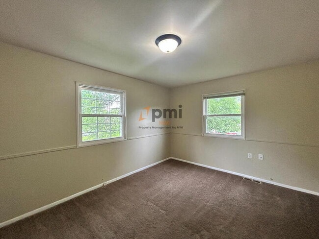 Building Photo - 385 Briarwood Dr