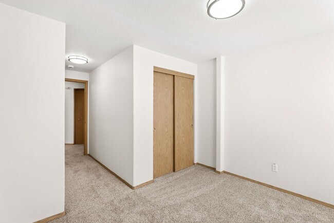 Building Photo - Updated SE Portland Townhome - Near Woodstock