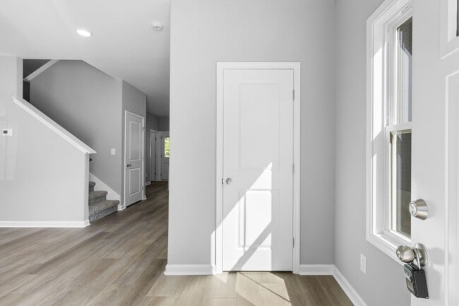 Building Photo - Close to Downtown! Home with 3 Bedrooms and 2.5 Baths.