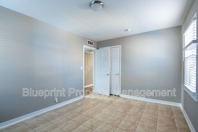 Building Photo - 513 10th Ave S