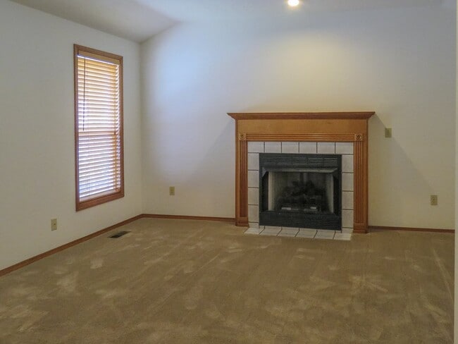 Building Photo - Charming 3 bedroom 2 bathroom home availab...