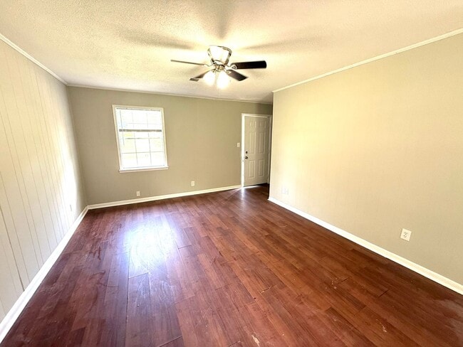 Building Photo - ** 3 bed 2 bath located in Capitol Heights...