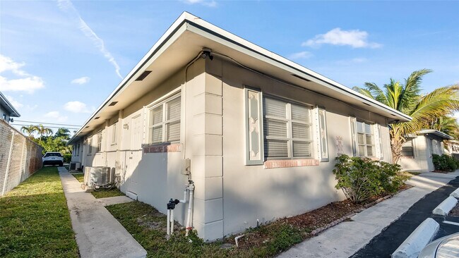 Building Photo - 709 SE 15th St