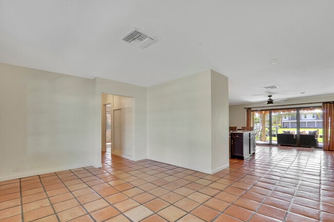 Building Photo - 8336 SE Palm St