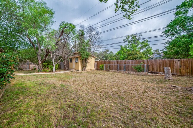 Building Photo - Thousand Oaks neighborhood! Over 1800 sqft!