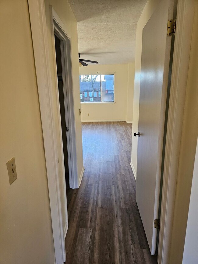 Building Photo - 59 Knollwood Cir