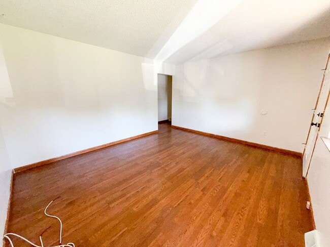 Building Photo - Stylishly Renovated 4-Bedroom Ranch with F...