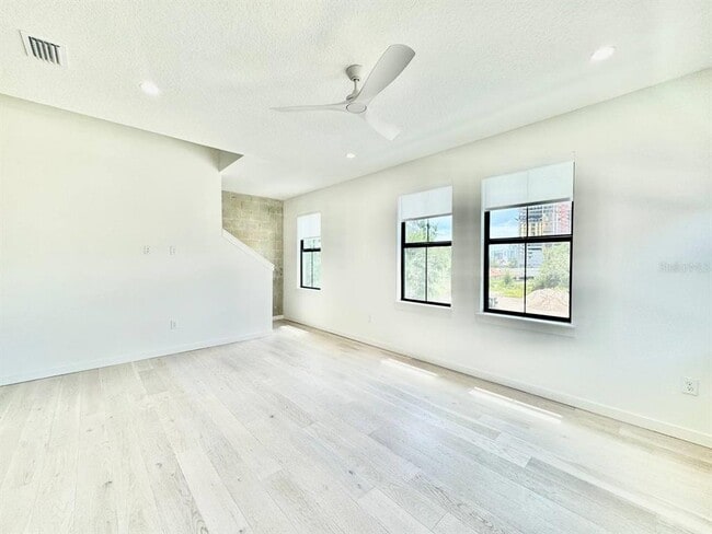 Building Photo - 1302 E Kay St
