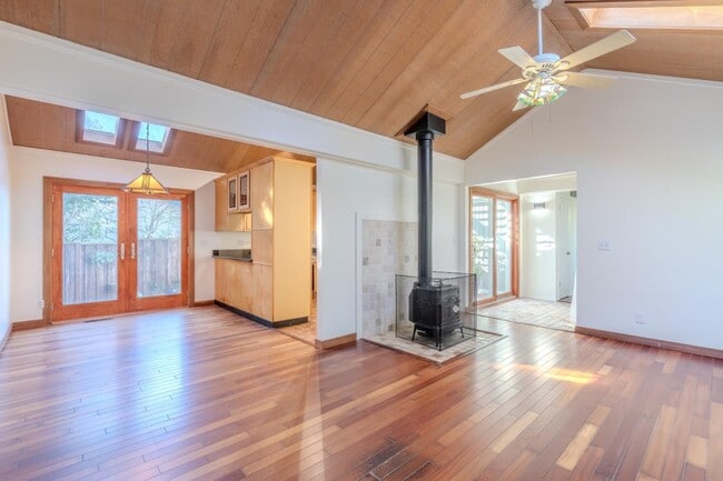 Building Photo - 1448 Sunshine Valley Rd