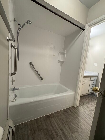 Bathroom - 2921 E 32nd Ave