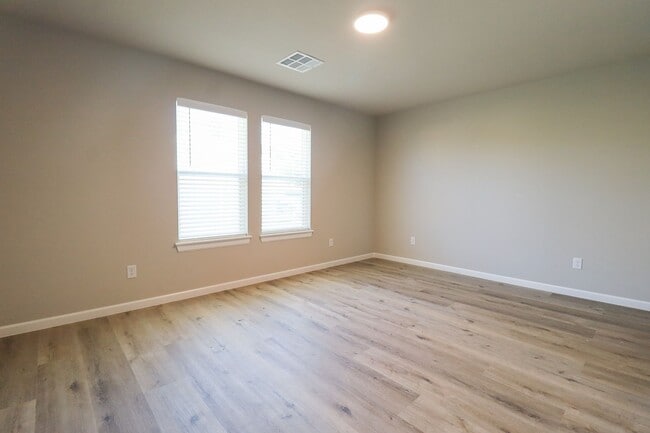 Building Photo - FIRST FREE MONTH! 3 Bed | 2.5 Bath | Sand ...