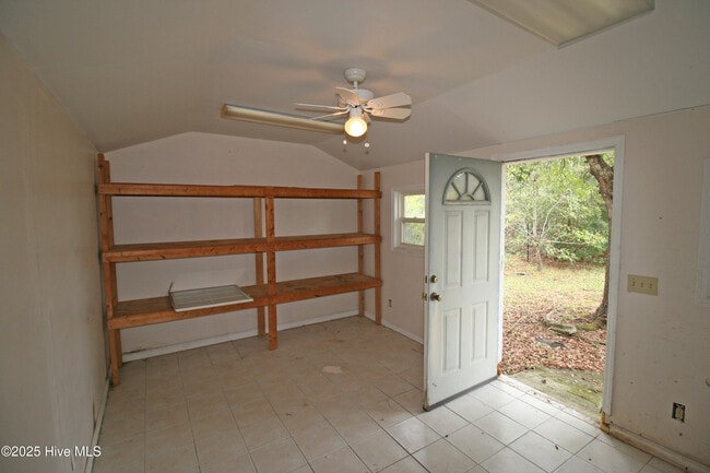 Building Photo - 303 Putnam Dr