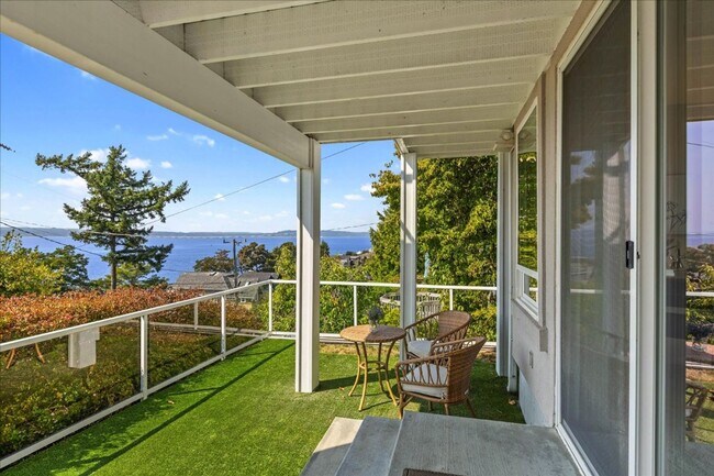 Building Photo - 5Bd/3.5Ba Shoreline House