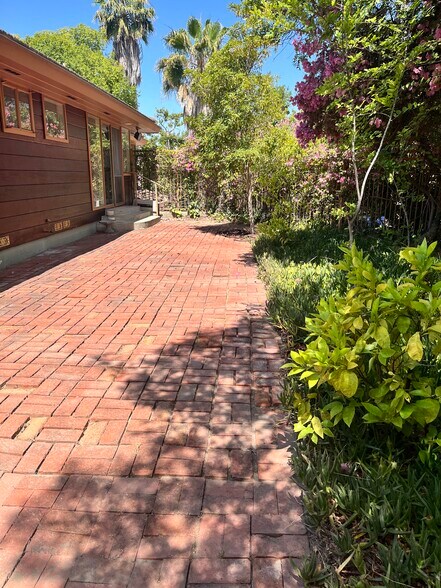 Private Fenced Garden - 415 S Rimpau Blvd