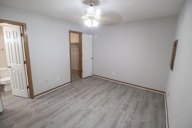 Building Photo - 1316 Valley Creek Ln