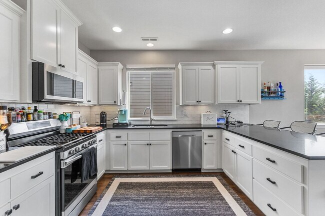 Building Photo - 5-bed, 3-bath Home in Scenic West Salem