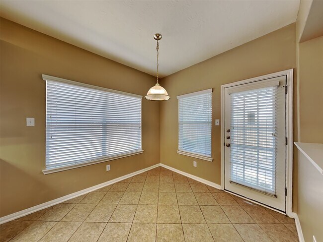 Building Photo - 3523 Pine Valley Dr