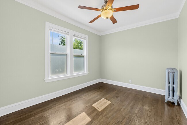 Building Photo - 5742 N Francisco Ave