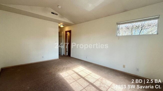 Building Photo - Spacious 2 BD | 2.5 BA Townhome w/ Vaulted Ceilings - Beaverton