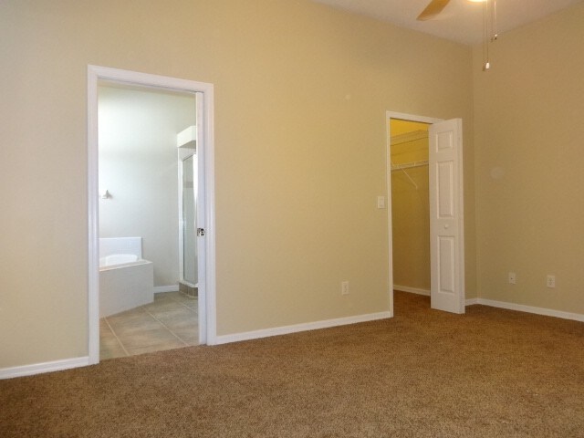Building Photo - 2462 St Johns Ln