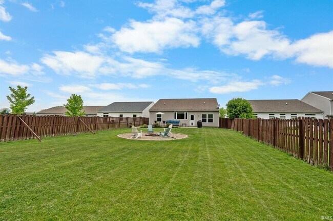 Building Photo - 3BR + Den + Biggest Fenced Yard in Neighbo...