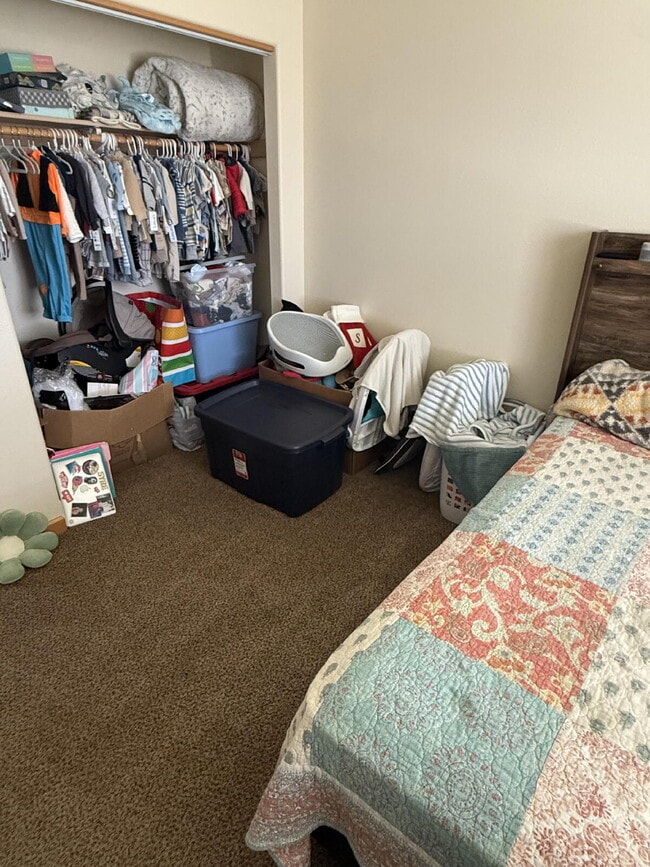 Building Photo - "Spacious 3-Bed & 2.5 Baths in 1700 Sq Ft!"