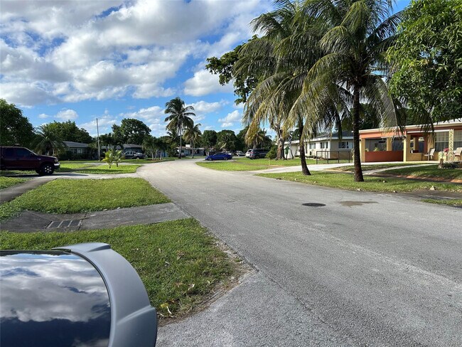 Building Photo - 701 W Evanston Cir