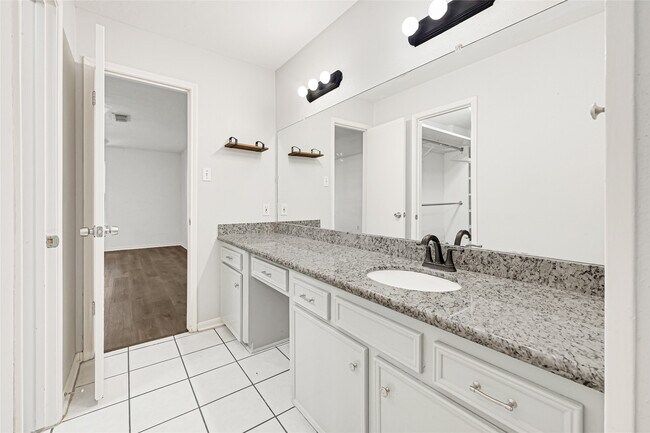 Building Photo - 539 Belwin Dr