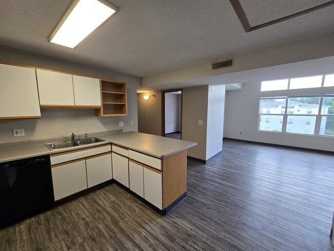 Building Photo - 60 Miller Ave SW