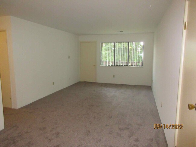 Building Photo - Available October 2025 Remodeled 2 Bedroom...