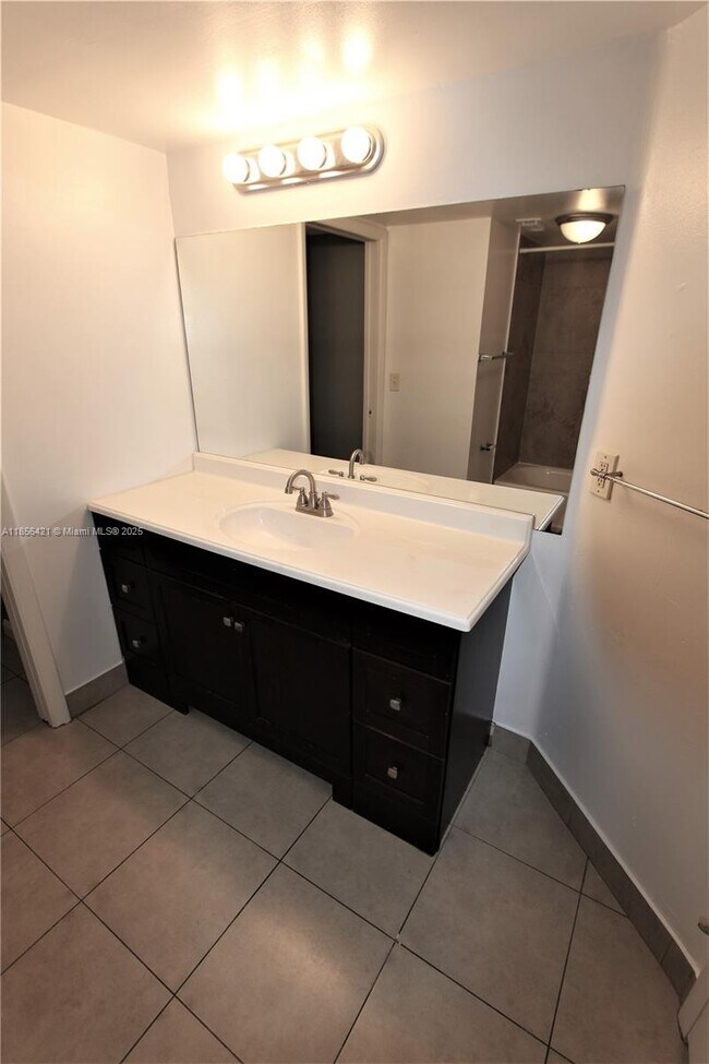 Building Photo - 2850 N Oakland Forest Dr
