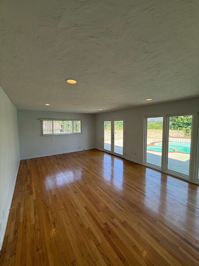 Building Photo - Gorgeous 3 Bedroom, 2 Bathroom, Granada Hi...