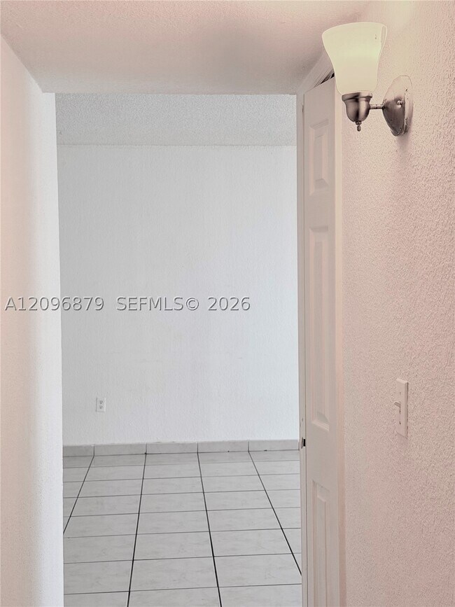 Building Photo - 606 W 81st St