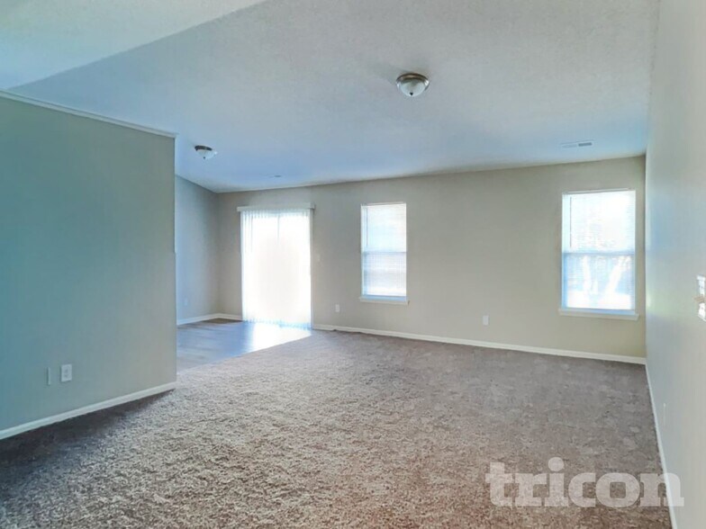 Building Photo - 2220 Lakecrest Dr