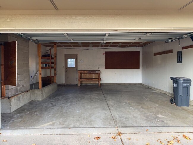 Building Photo - Start a Lease by 12/1 and Receive a $500 R...