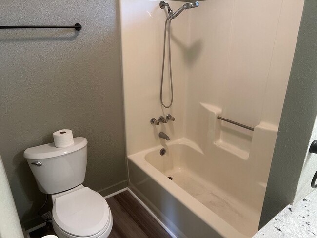 Building Photo - 2 Bed 1 Bath Cottage