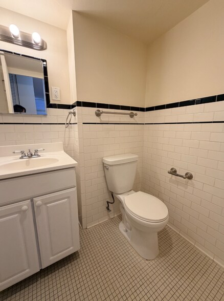 Building Photo - 16 Monmouth Ct