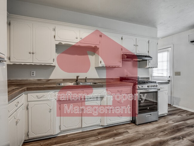 Building Photo - 224 W 5th St