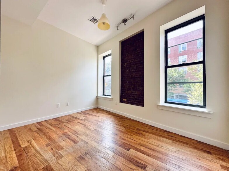 Building Photo - Furnished room/NOT APARTMENT