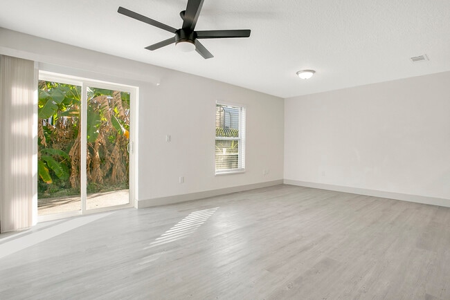 Building Photo - 1217 W 6th St