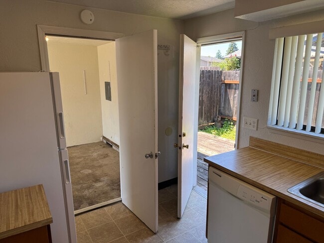 Building Photo - 2 bedroom 1 bath duplex in Cottage Grove!