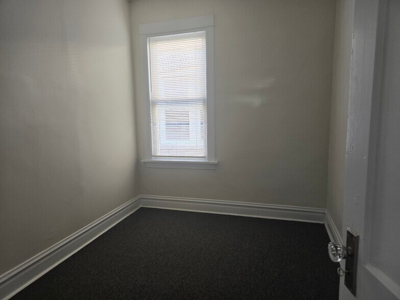 Building Photo - 1227 N Parkside Ave