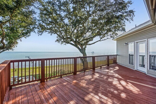 Building Photo - BAY FRONT LIVING