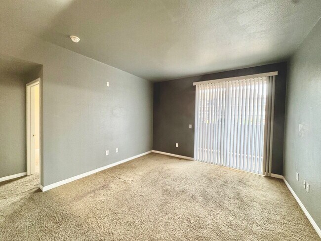 Building Photo - Ground Floor 2BD/2BA Condo in Gated Hender...