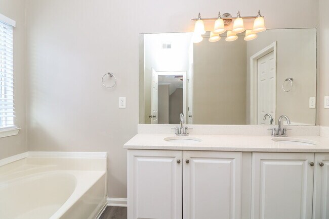 Building Photo - 2756 River Tree Dr