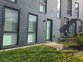 Building Photo - N Vancouver (3215)