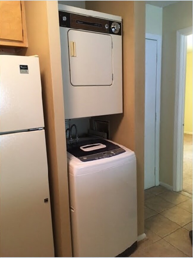 Building Photo - 2 BEDROOM/ 2 BATH APARTMENT