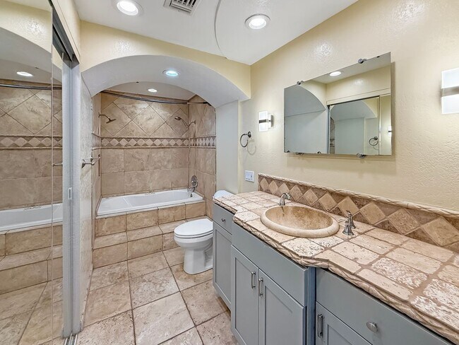 Building Photo - Beautiful 2B/2BA in the Marina w/ Newly Re...