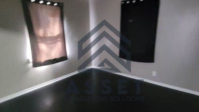 Building Photo - Cute 4 bedroom House